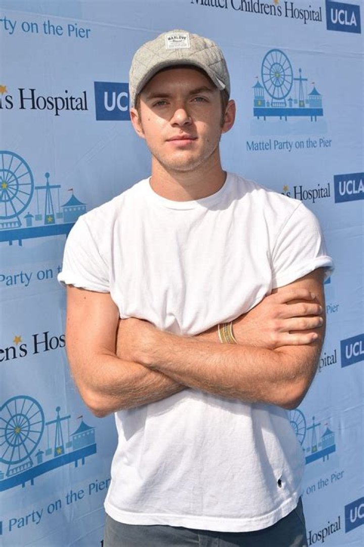 Chris Brochu Net Worth