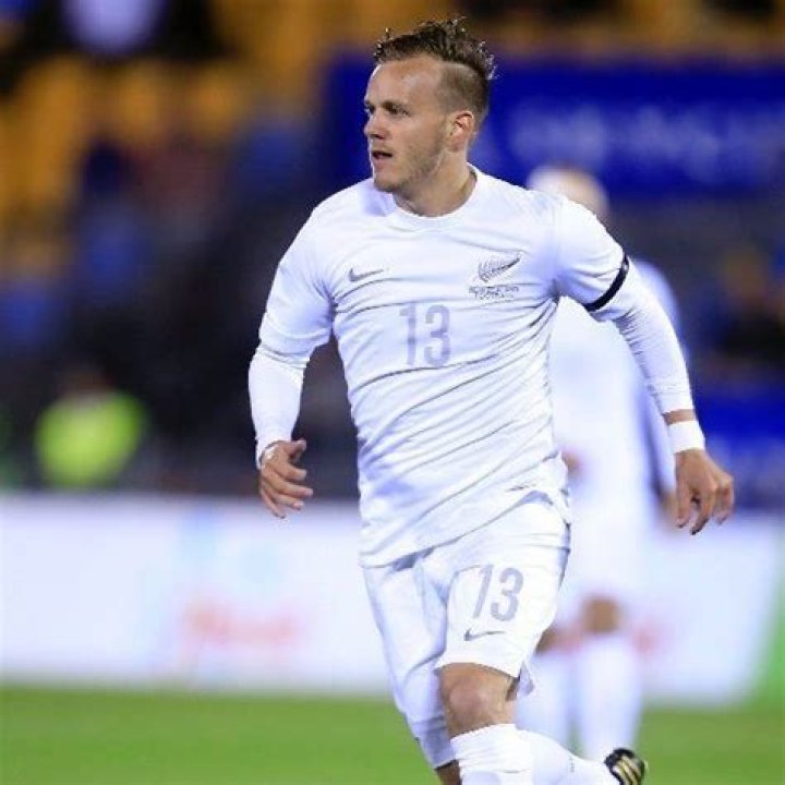 Chris James (footballer)