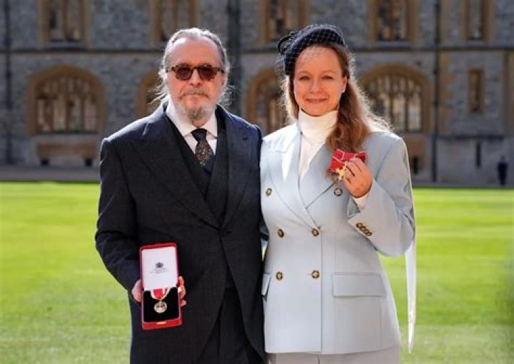 Gary Oldman: Wife, net worth, tattoos, smoking & body facts