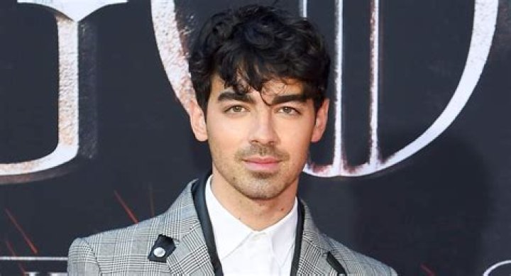 Joe Jonas Height, Weight, Body Measurements, Shoe Size