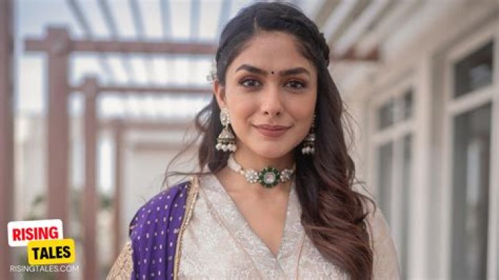 Mrunal Thakur Height, What Is The Height Of Mrunal Thakur? - SarkariResult