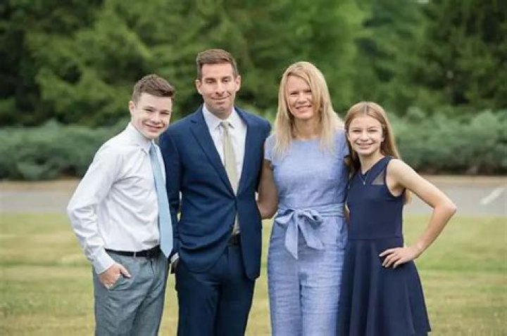 Oliver Darcy Bio, Wiki, Age, Height, Wife, Family, Family, CNN, Salary and Net Worth.
